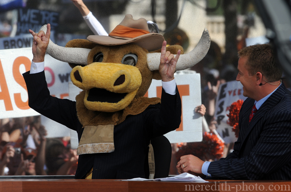 ESPN's Lee Corso dons a giant Bevo head after picking the Longhorns to win over Missouri